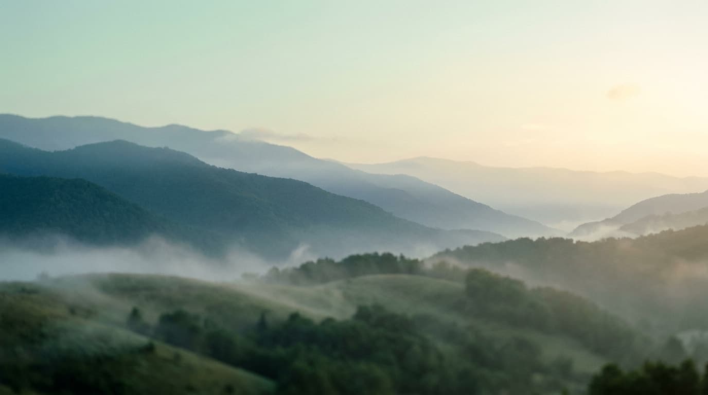 Amanecer con niebla sobre montañas: el registro horario que empieza el día sin sustos